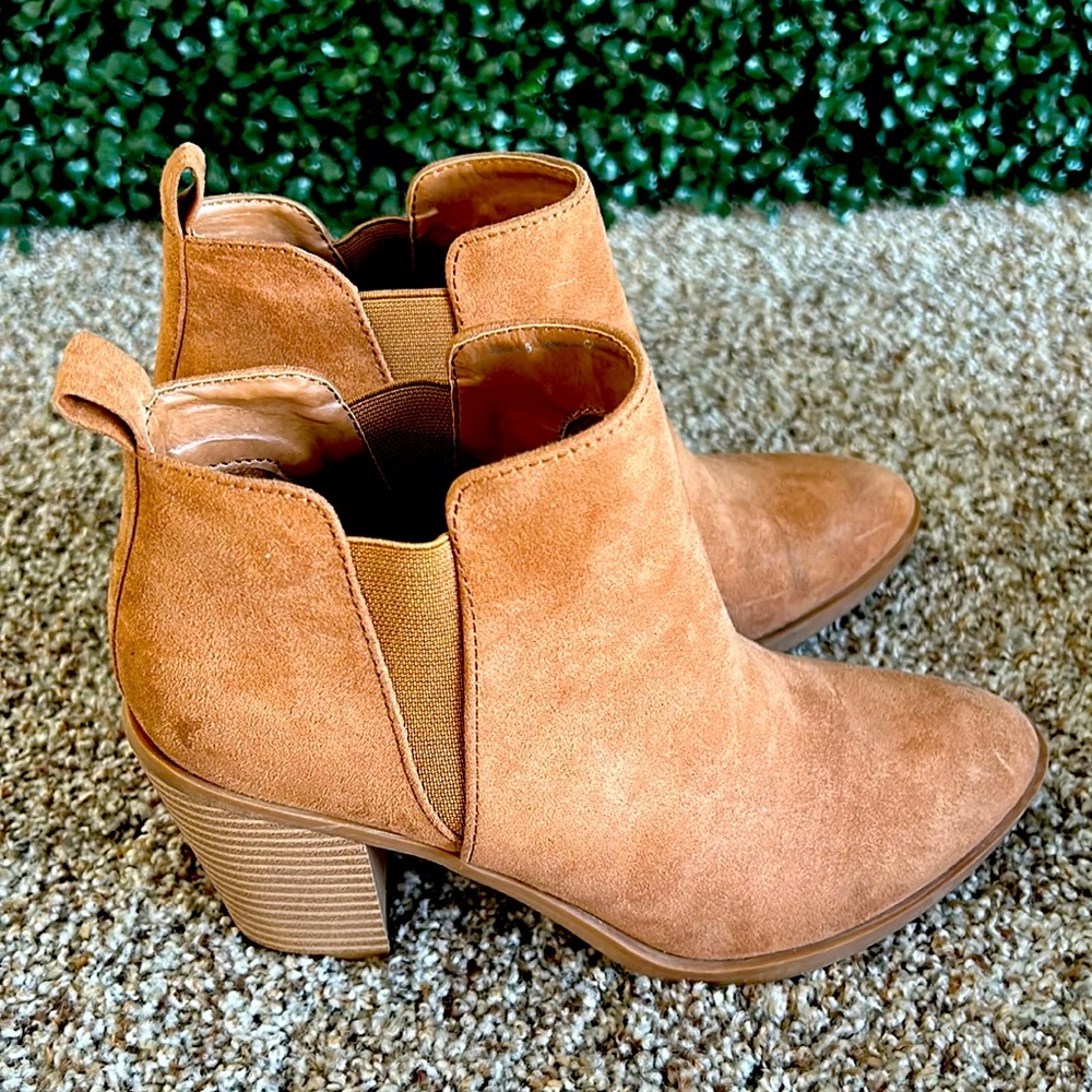 Winter style size 8 tan colored suede boots from Dolce Vita!